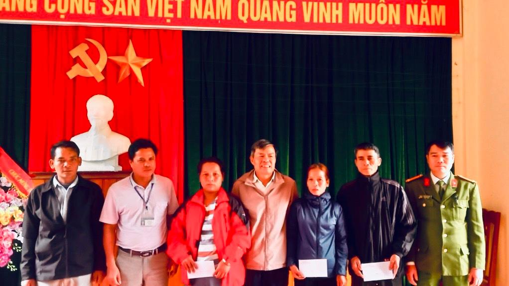 Ban Dân tộc tỉnh Quảng Trị tặng quà đối với Người có uy tín trên địa bàn xã